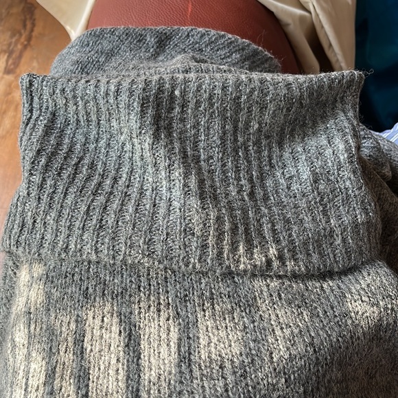 NEW Jacob CHIC lightweight turtleneck sweater. Size L - Picture 6 of 11